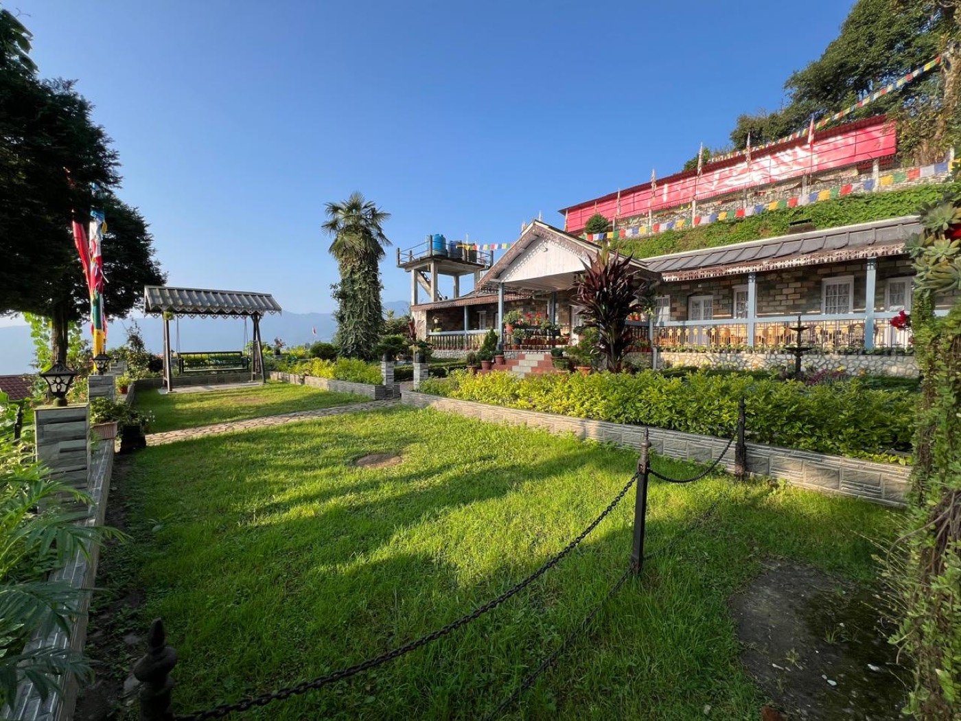 Large lawn and garden at Saino Heritage Bungalow in Takdah
